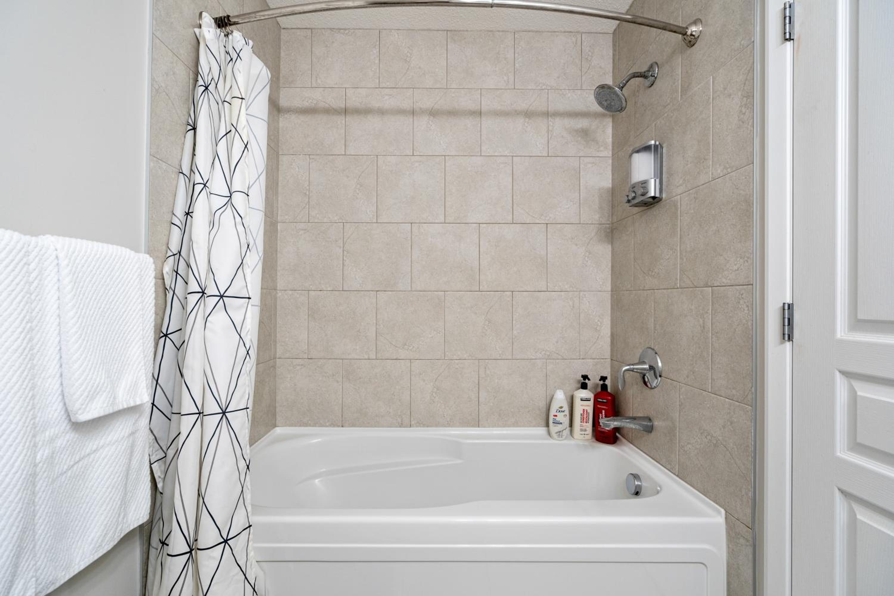 Chic 2BR Condo in Vibrant Downtown Calgary