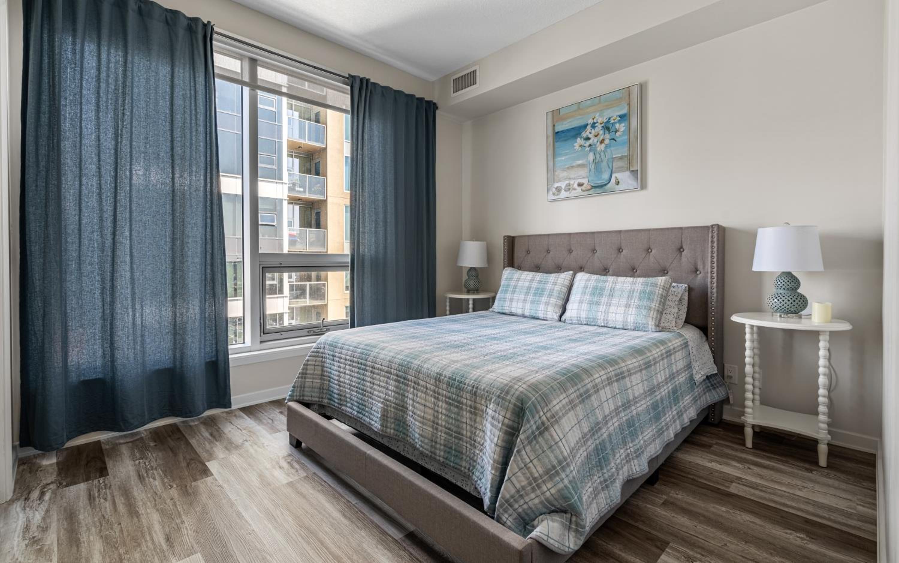 Chic 2BR Condo in Vibrant Downtown Calgary