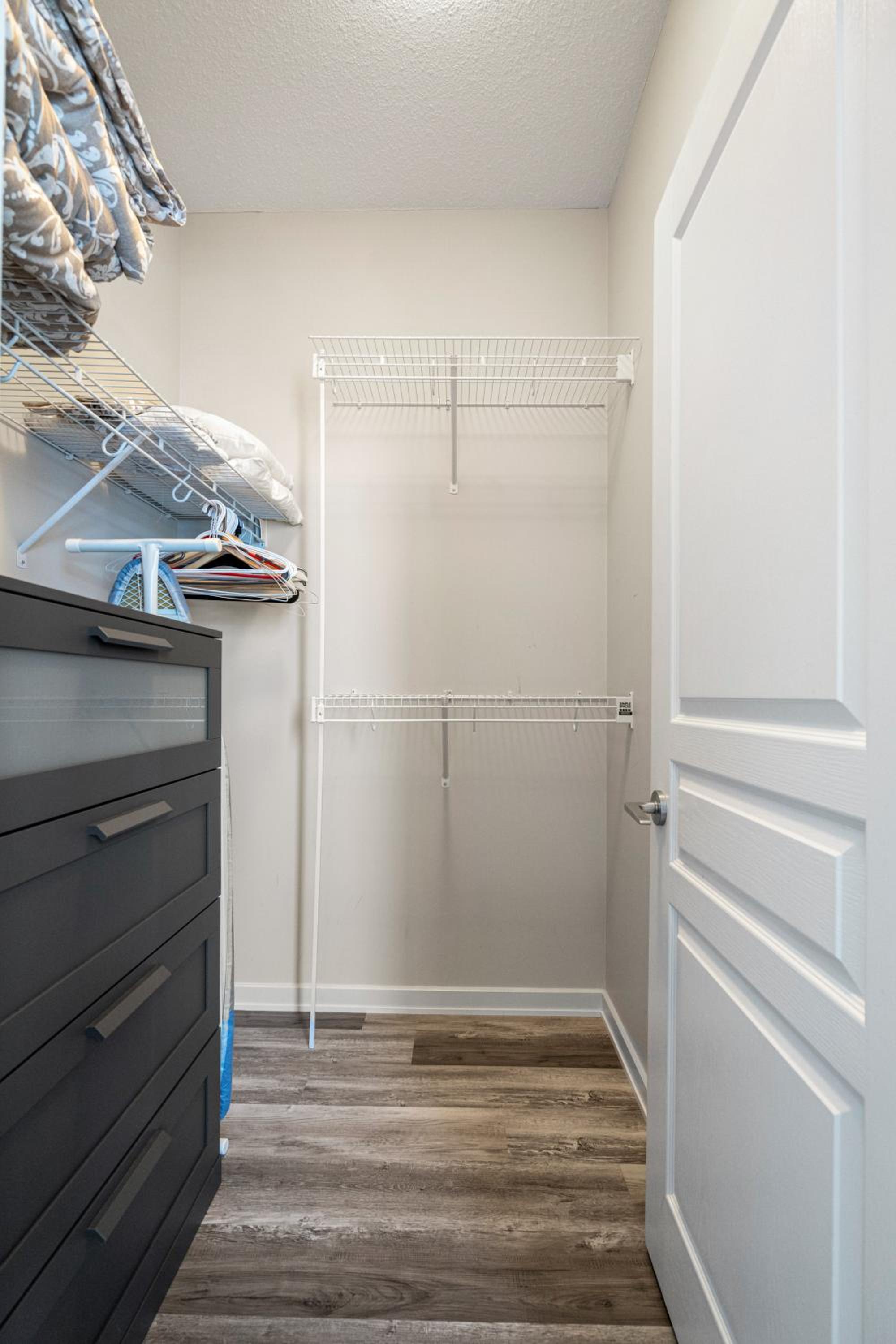Chic 2BR Condo in Vibrant Downtown Calgary