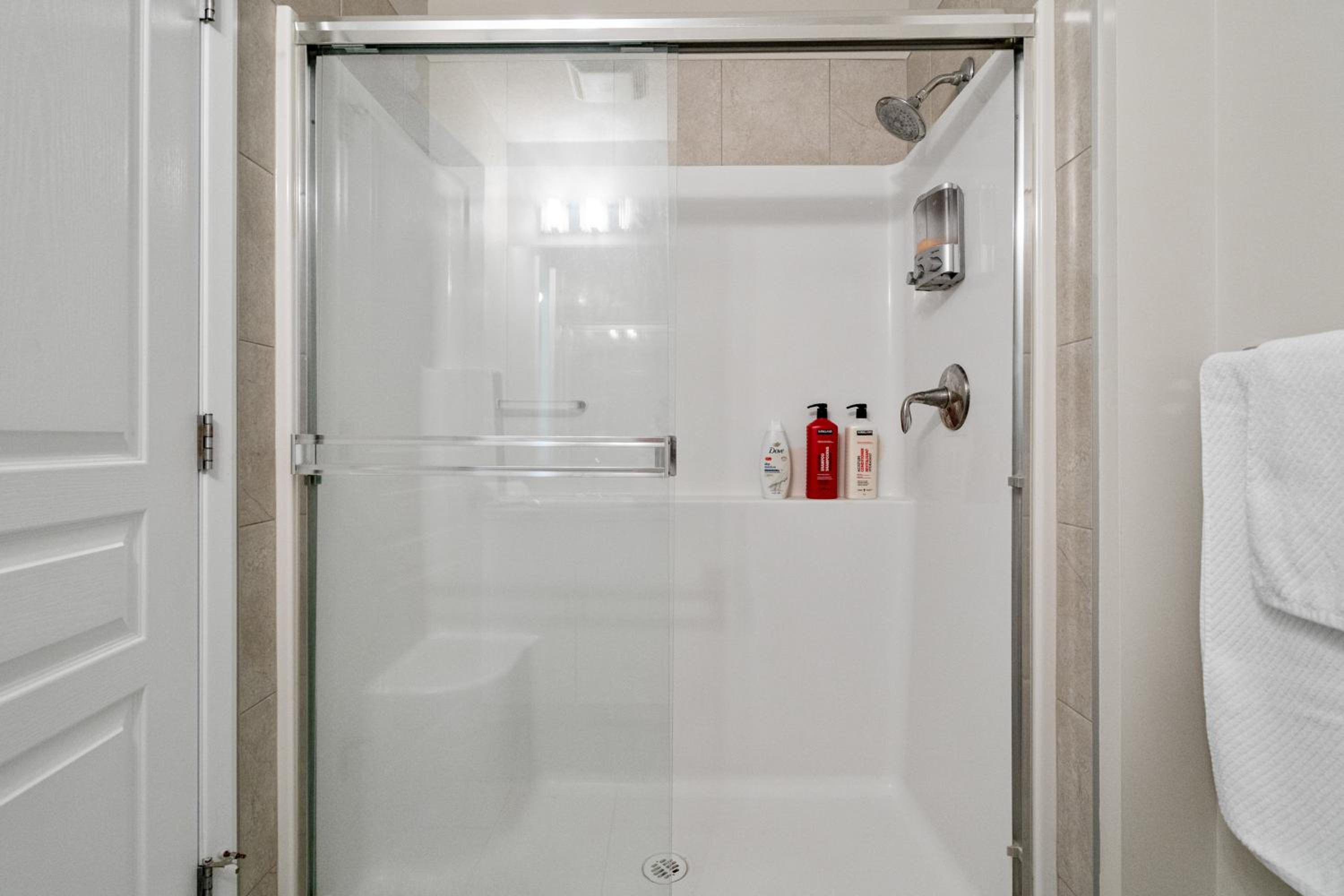 Chic 2BR Condo in Vibrant Downtown Calgary