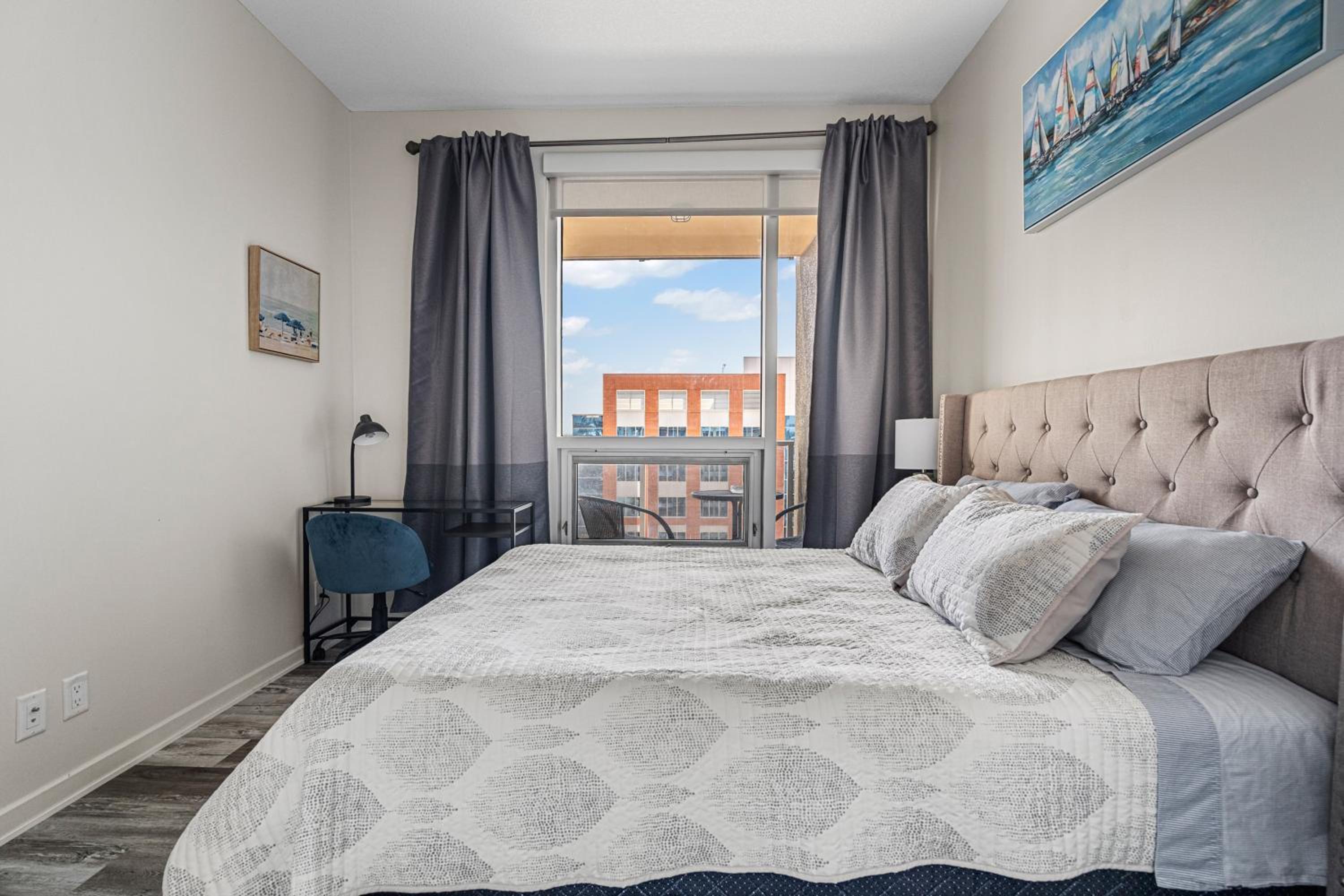 Chic 2BR Condo in Vibrant Downtown Calgary