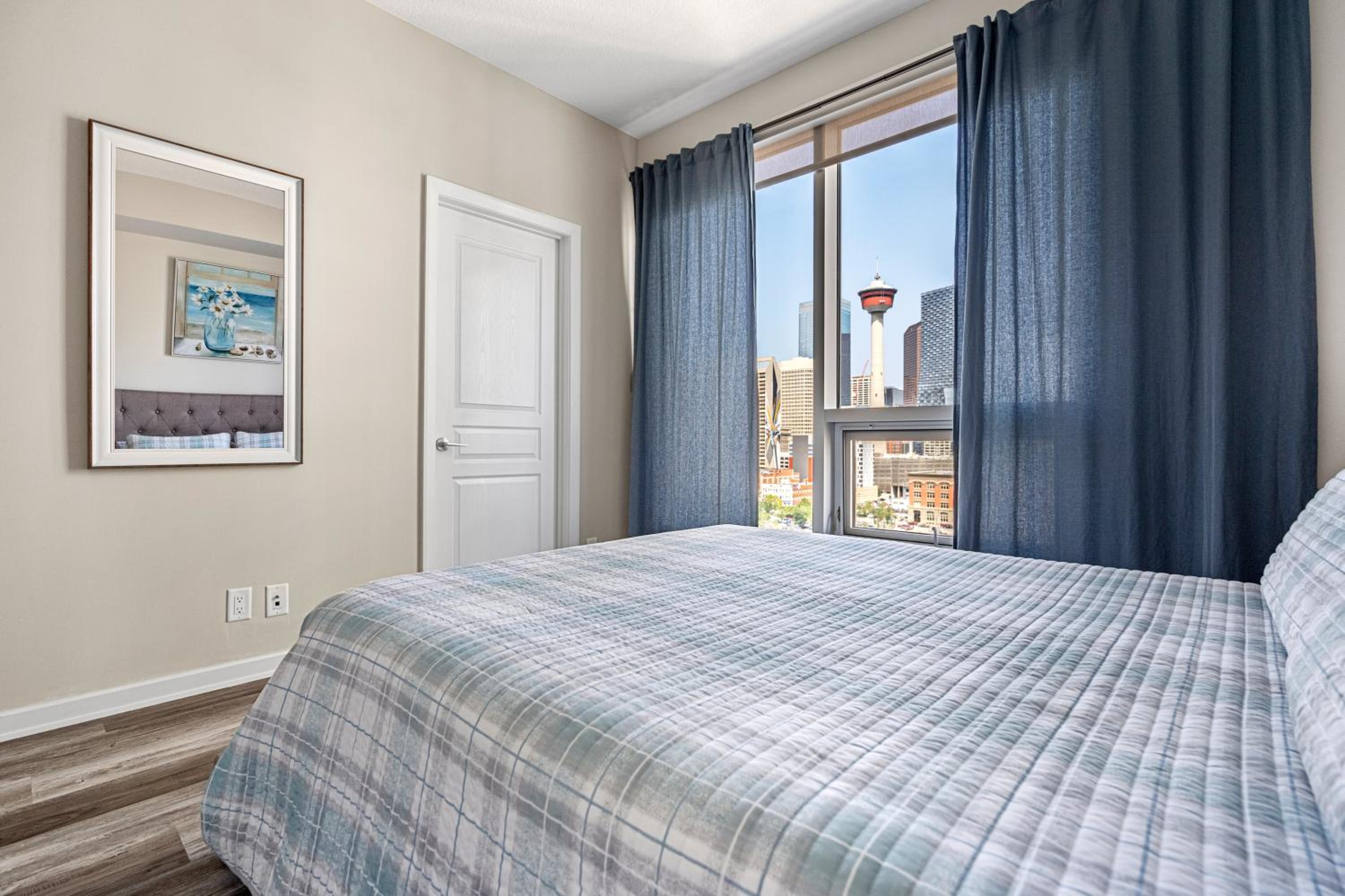 Chic 2BR Condo in Vibrant Downtown Calgary