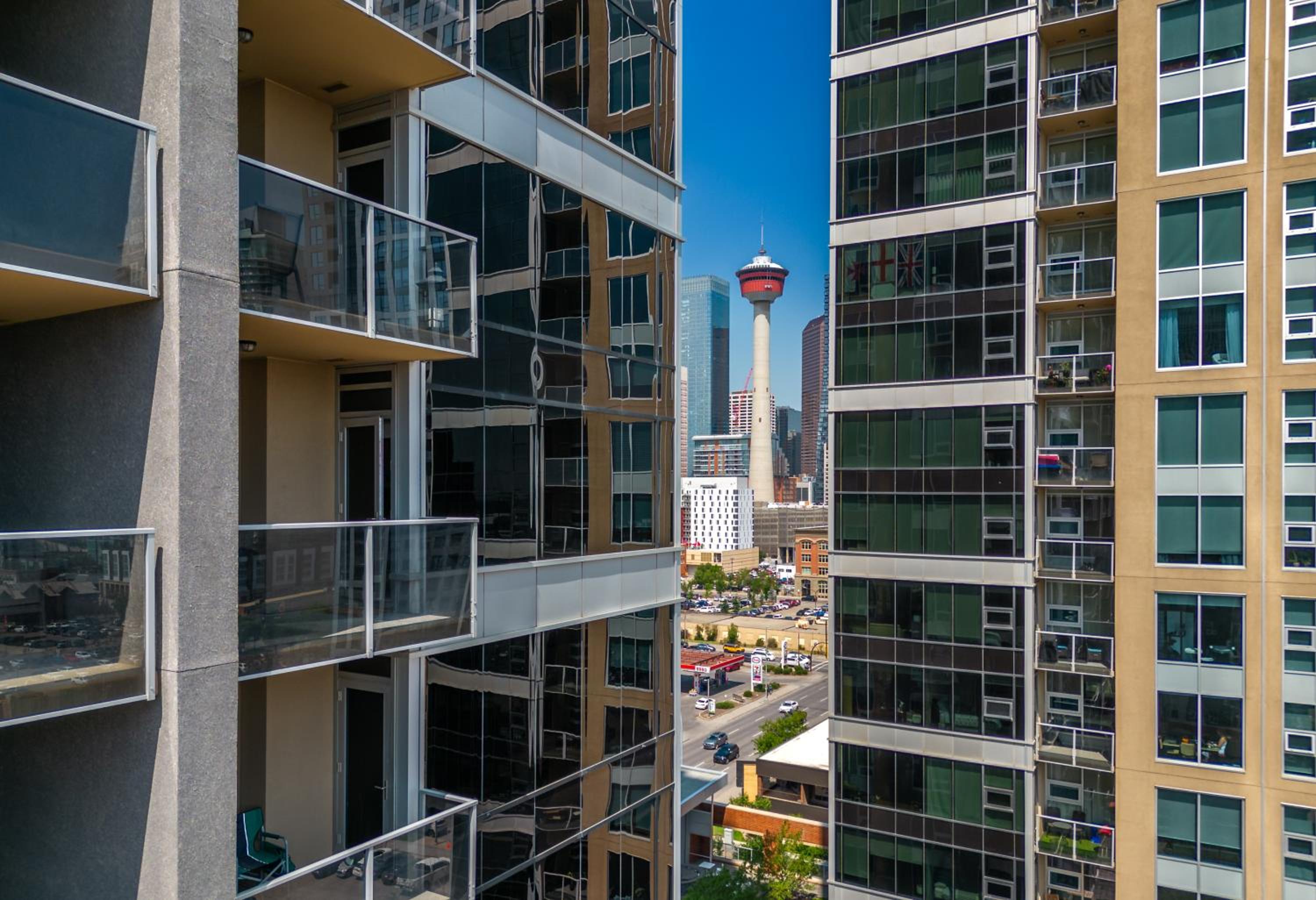 Chic 2BR Condo in Vibrant Downtown Calgary