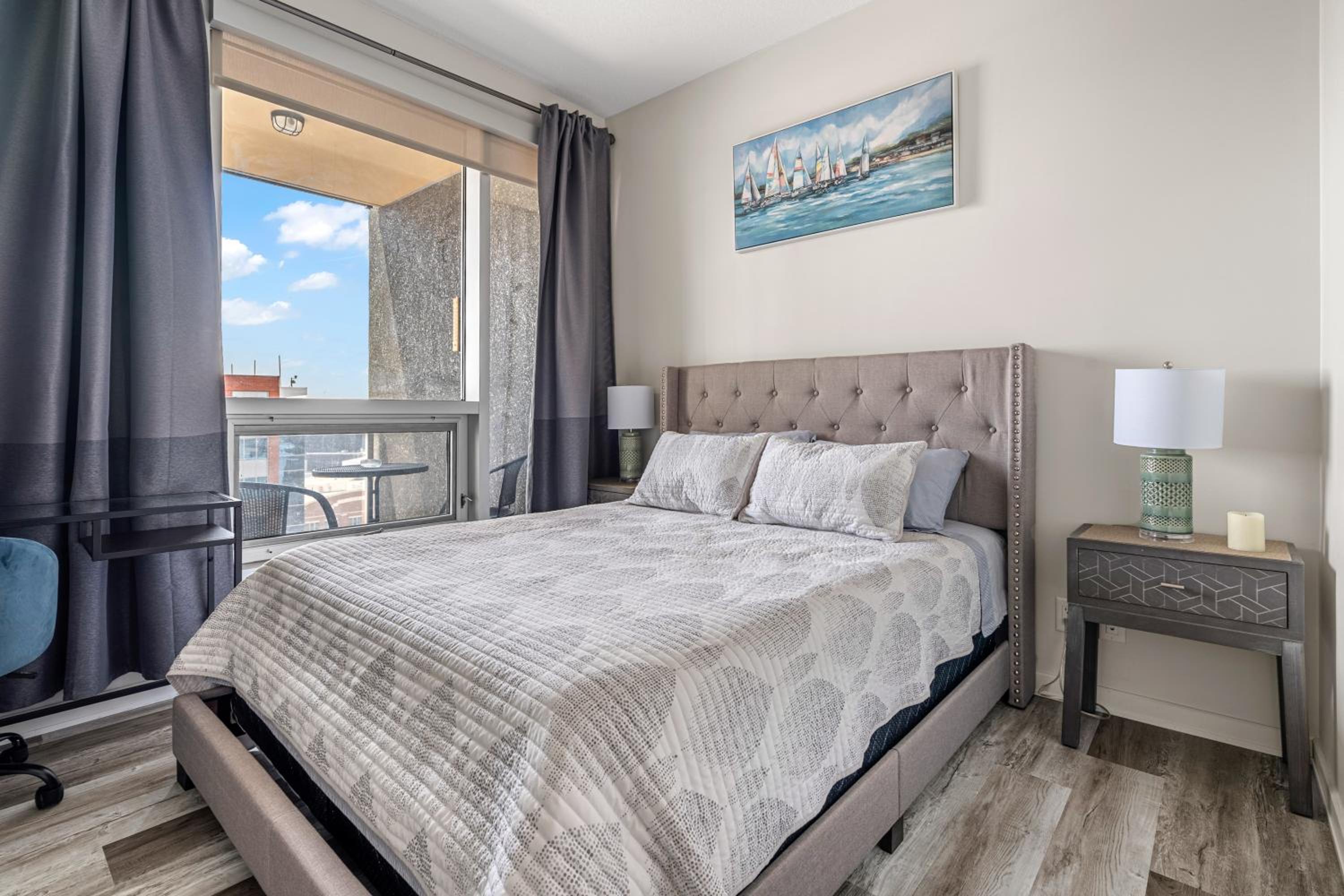Chic 2BR Condo in Vibrant Downtown Calgary