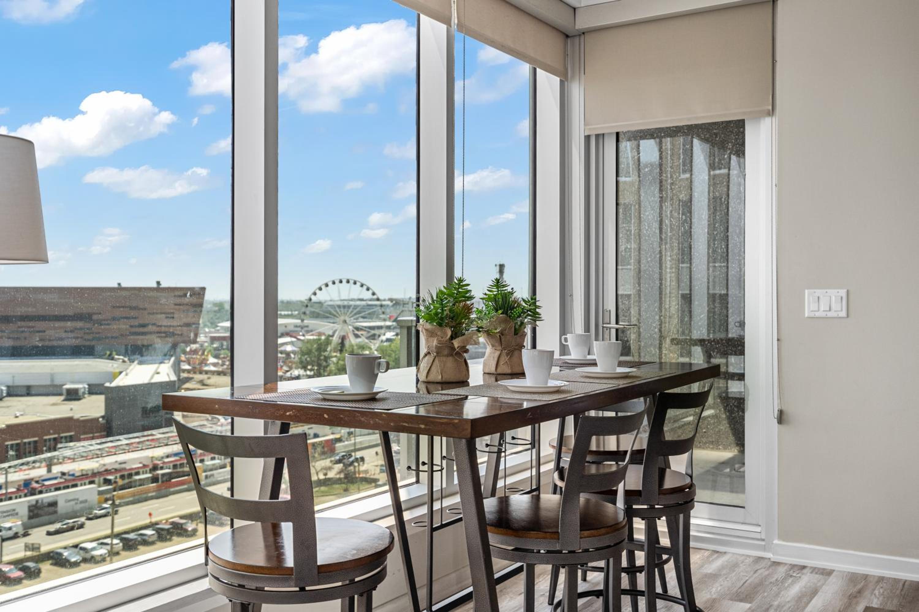 Chic 2BR Condo in Vibrant Downtown Calgary