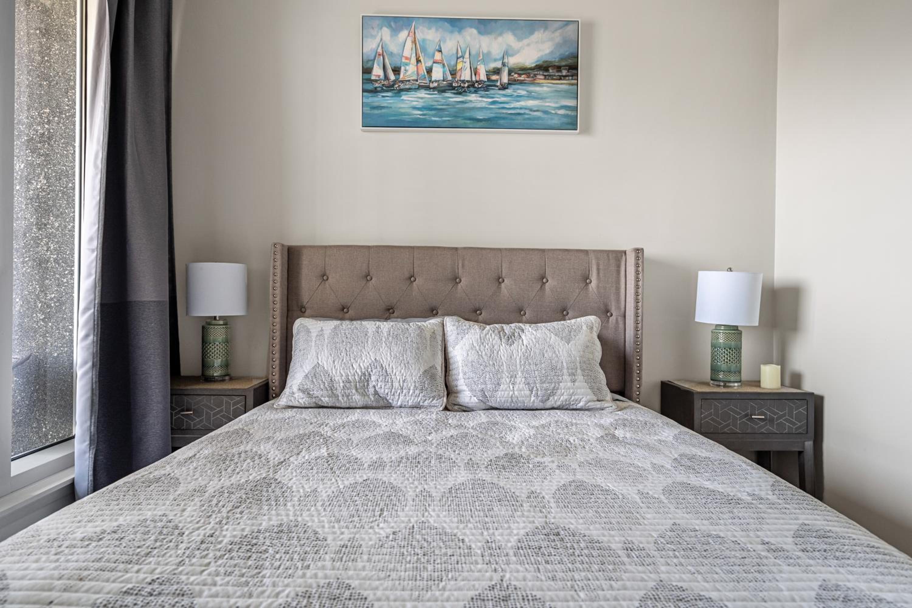 Chic 2BR Condo in Vibrant Downtown Calgary