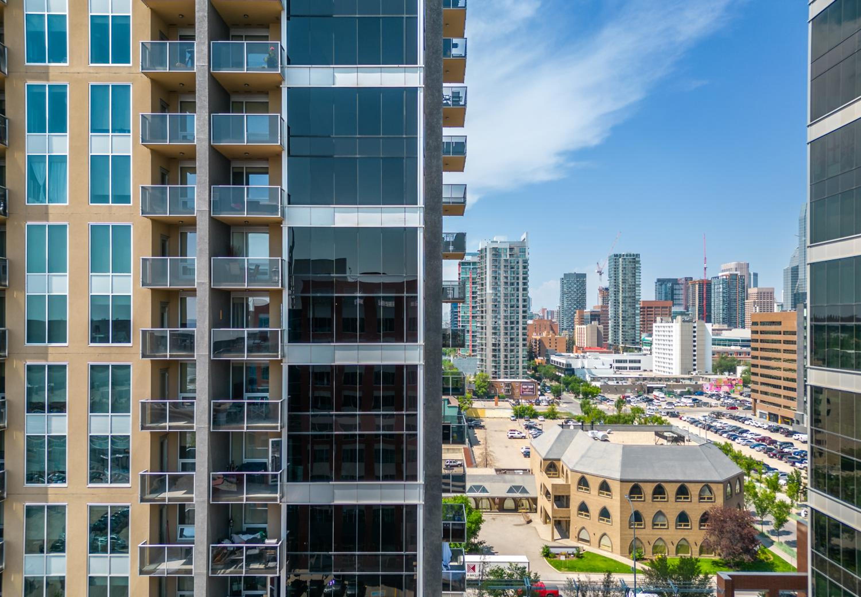 Chic 2BR Condo in Vibrant Downtown Calgary