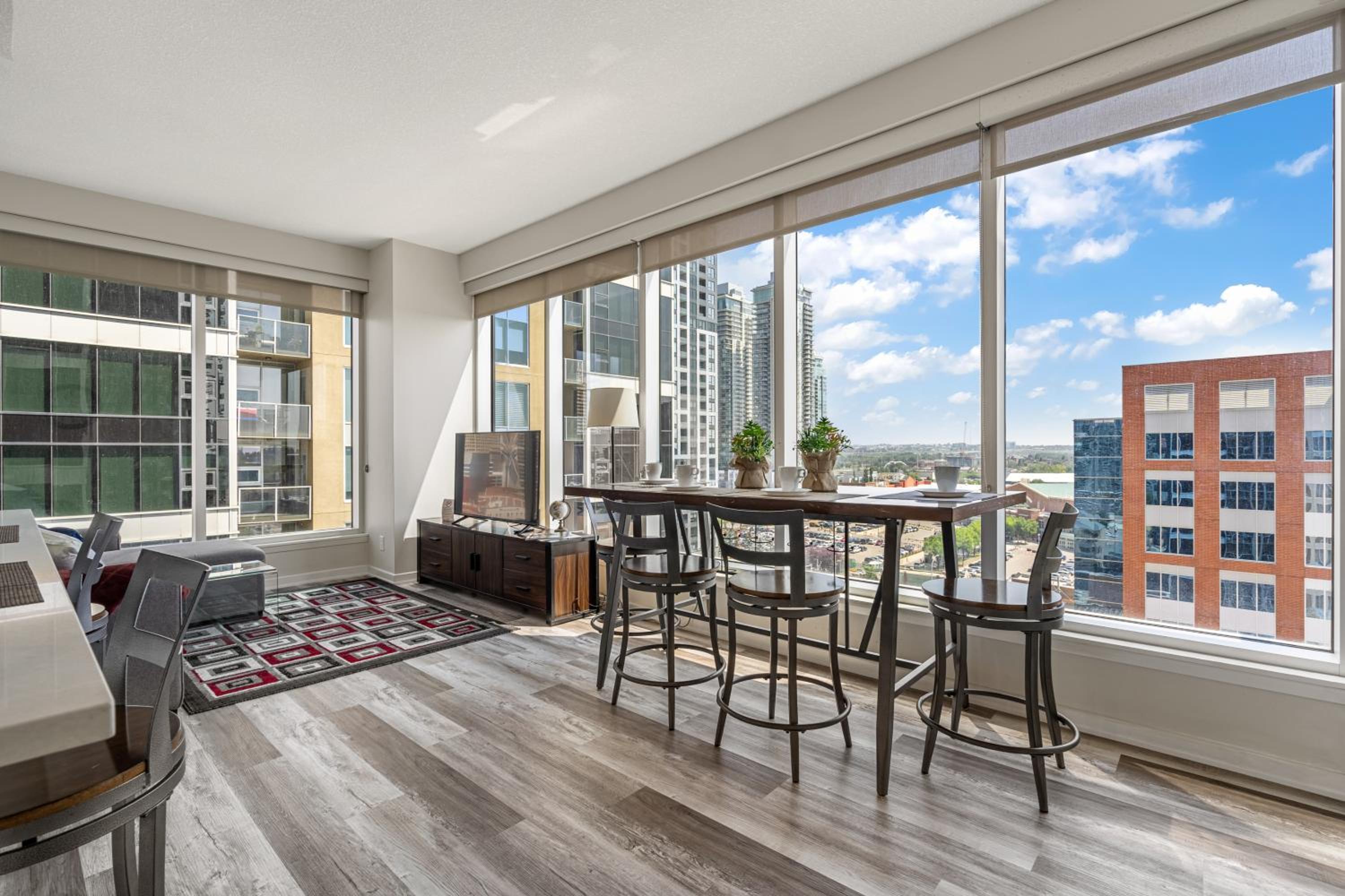 Chic 2BR Condo in Vibrant Downtown Calgary