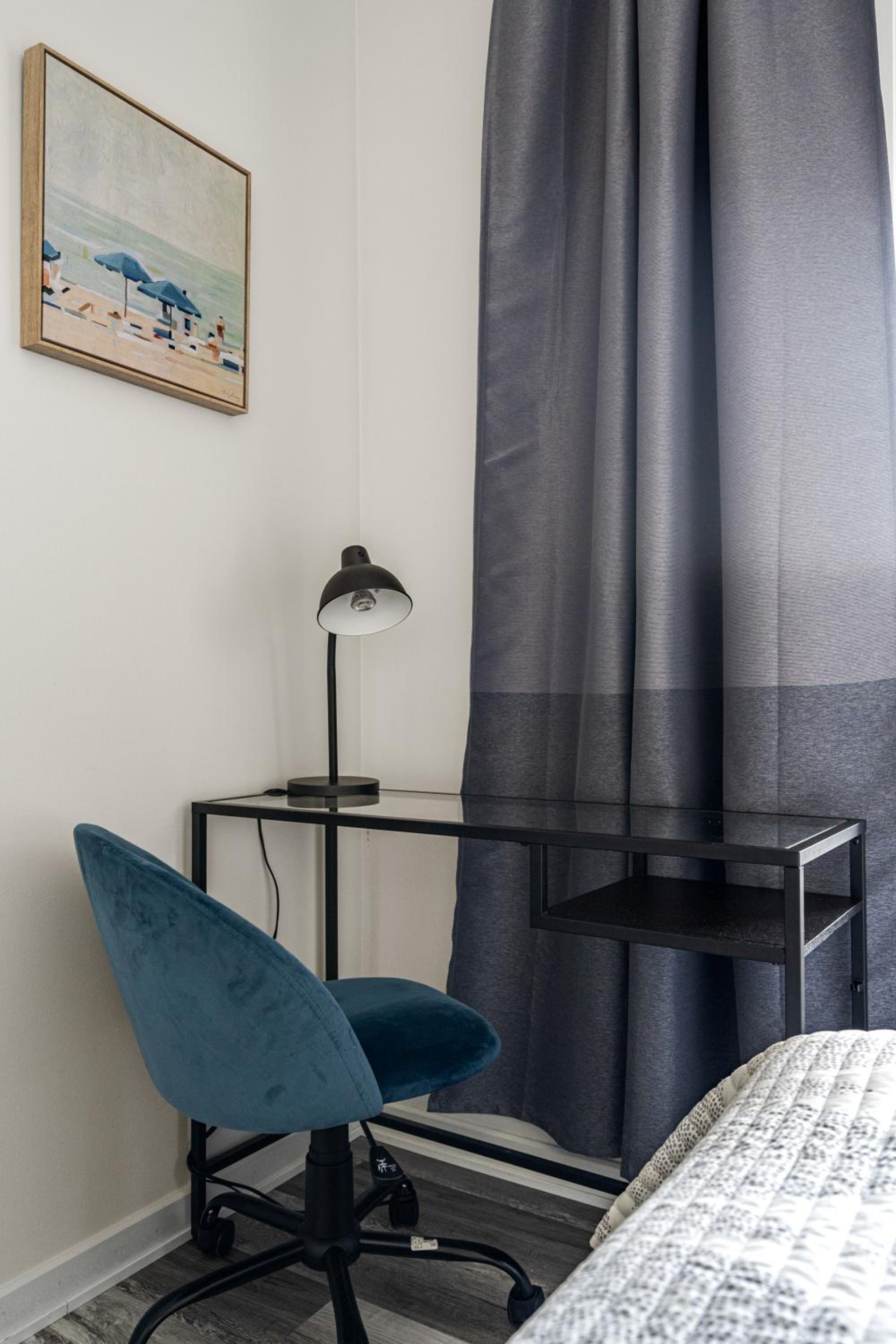 Chic 2BR Condo in Vibrant Downtown Calgary