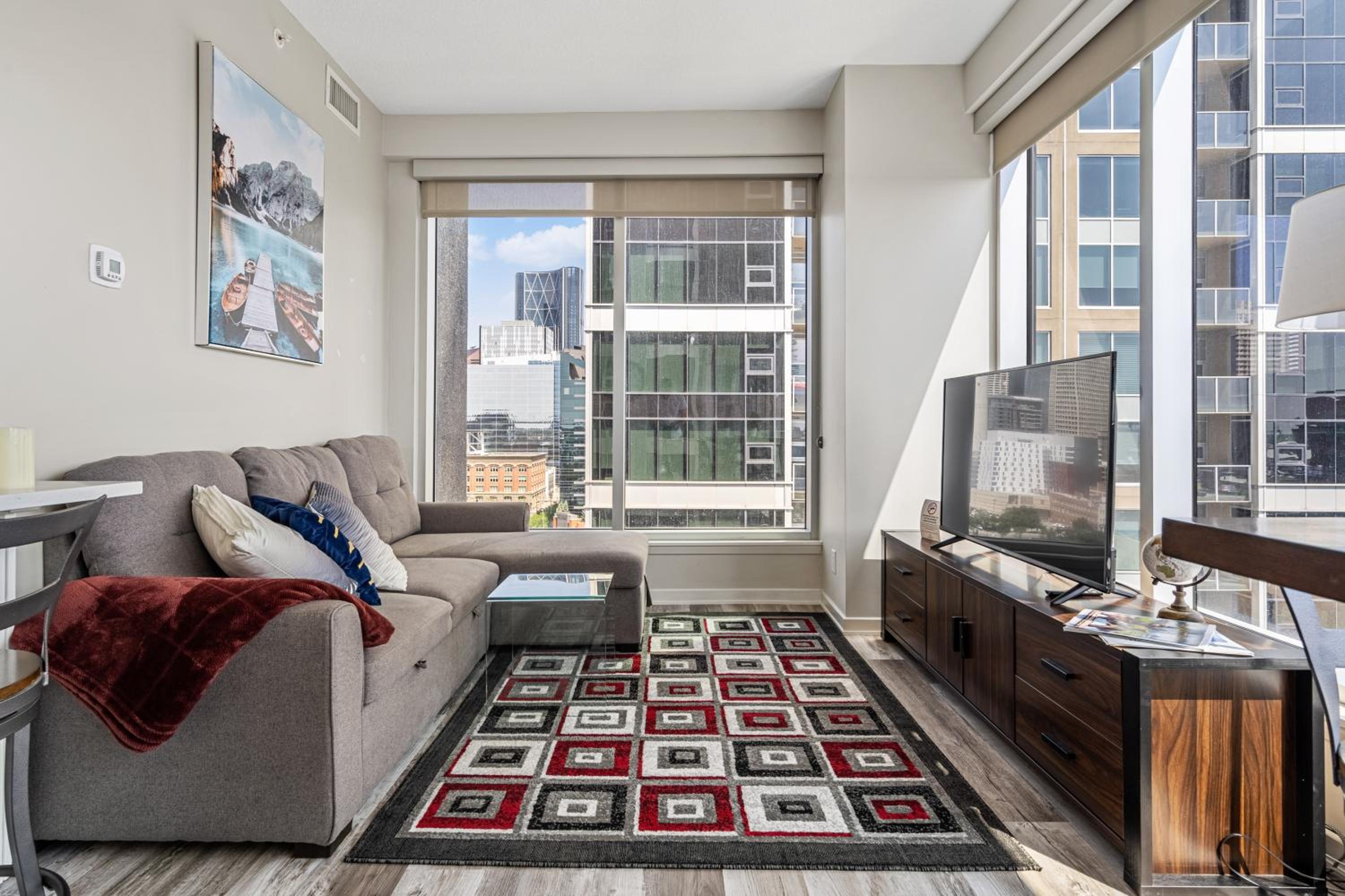 Chic 2BR Condo in Vibrant Downtown Calgary
