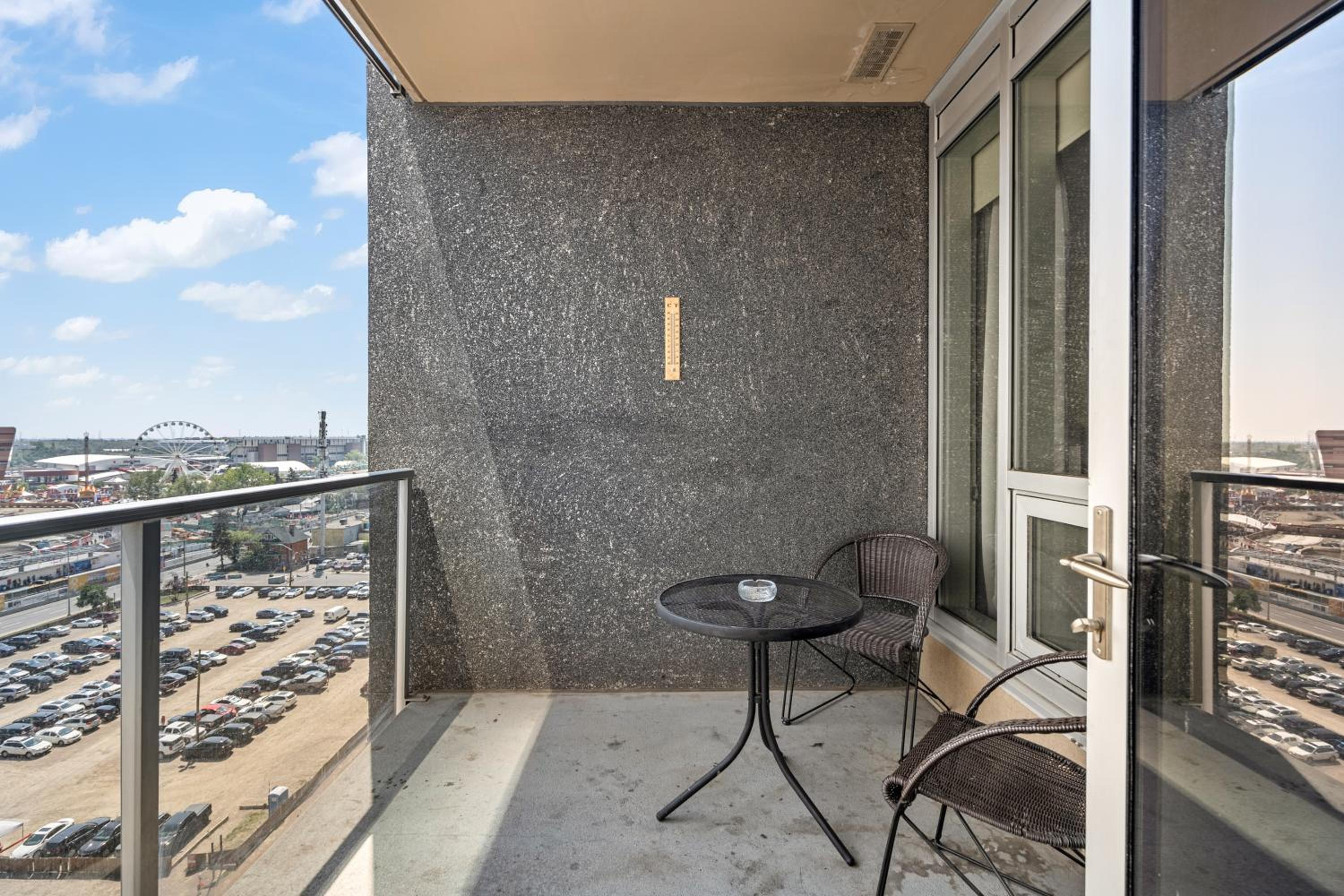 Chic 2BR Condo in Vibrant Downtown Calgary