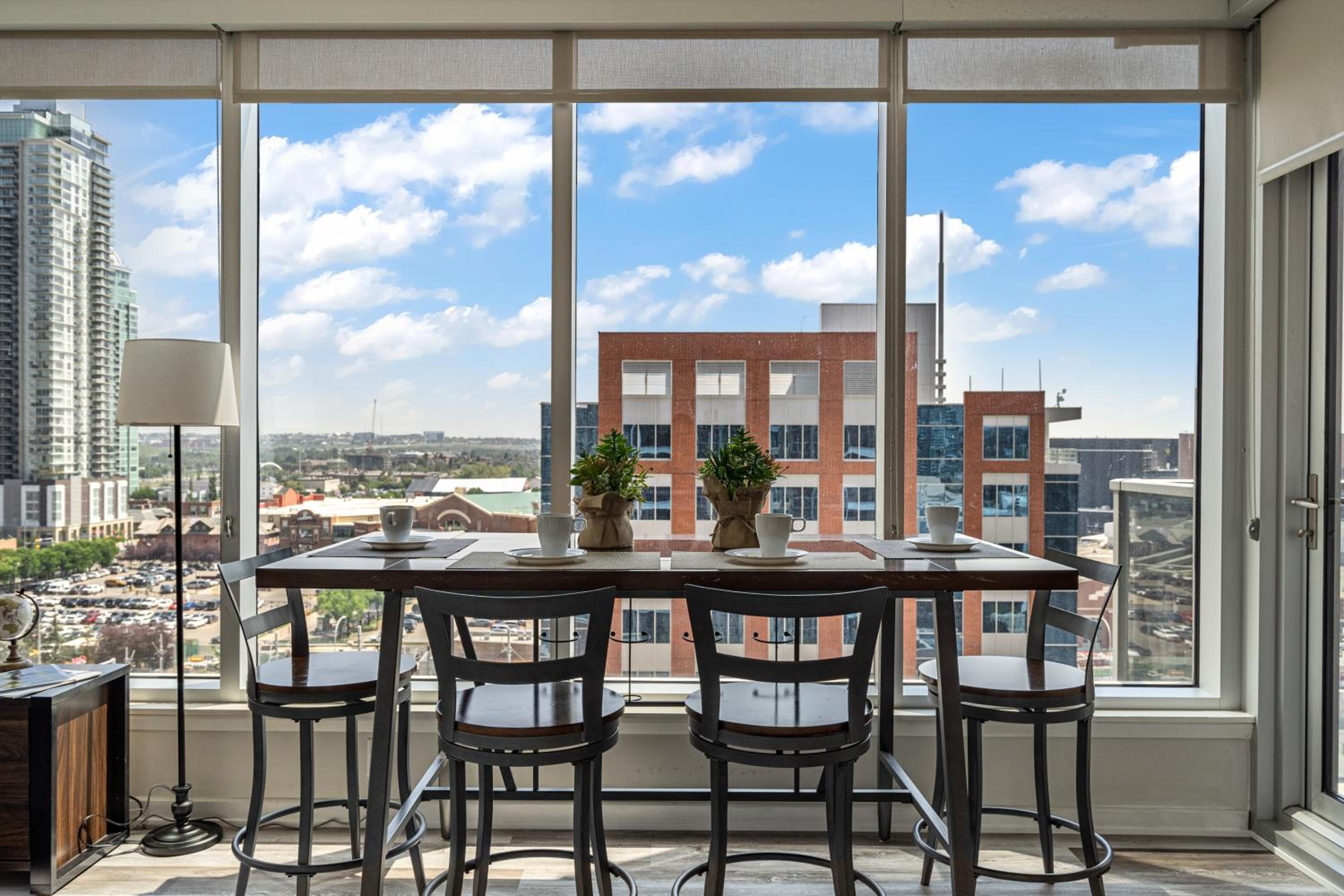 Chic 2BR Condo in Vibrant Downtown Calgary