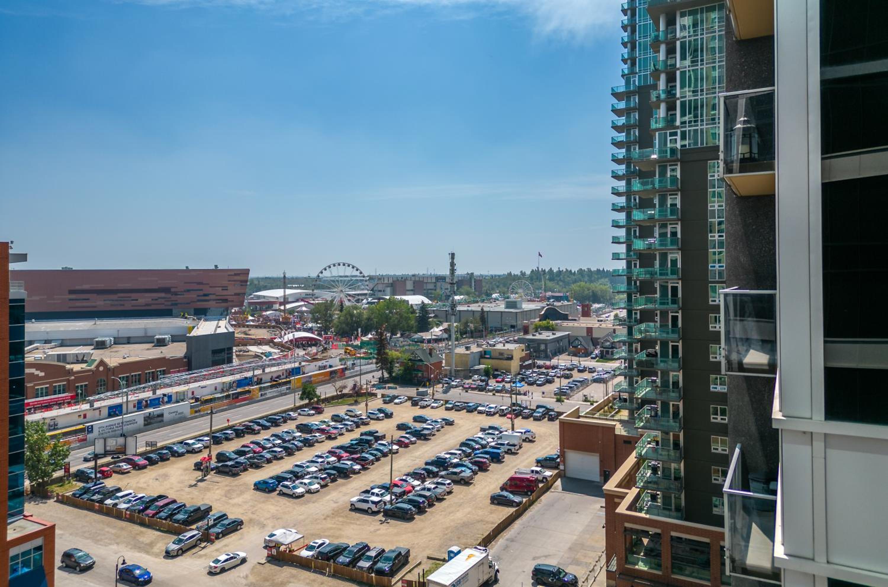 Chic 2BR Condo in Vibrant Downtown Calgary