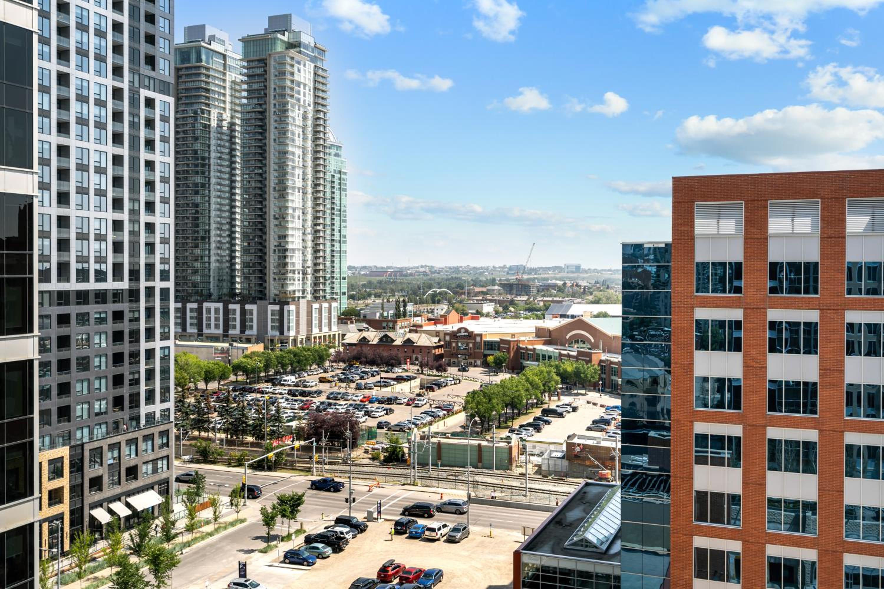 Chic 2BR Condo in Vibrant Downtown Calgary