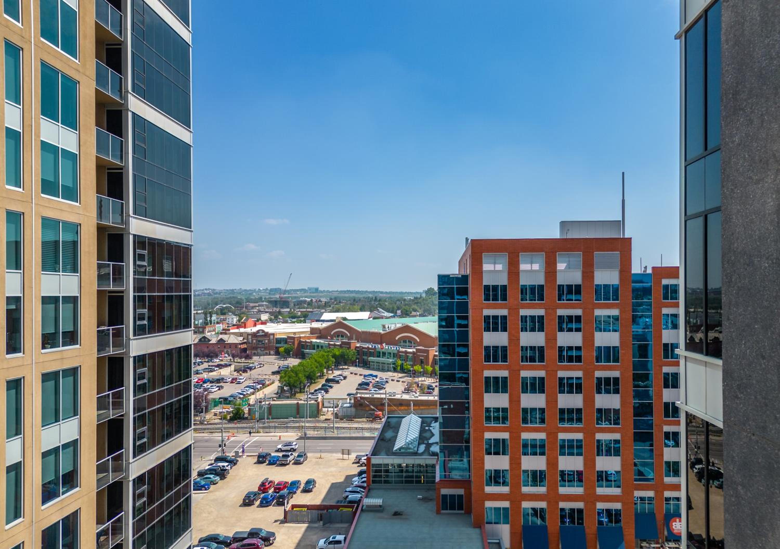 Chic 2BR Condo in Vibrant Downtown Calgary