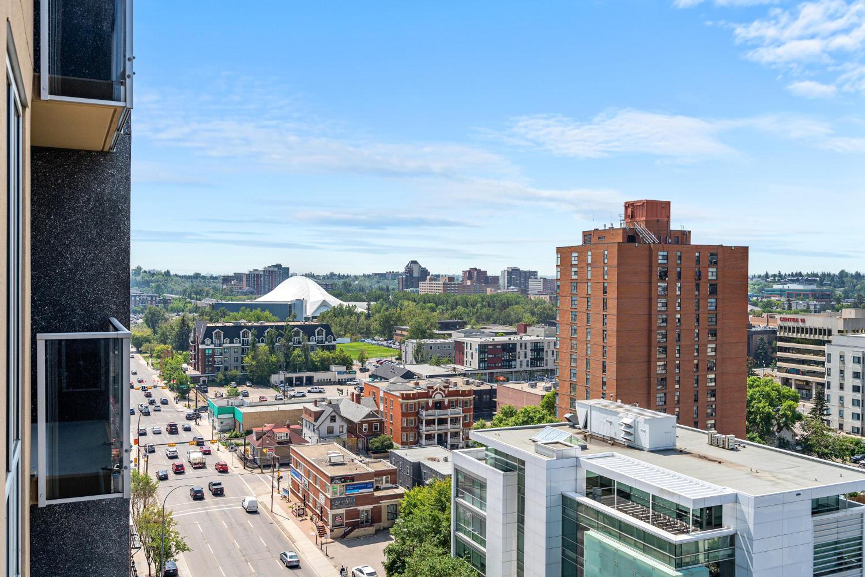 City Centre Retreat - 1BR Condo with Desk