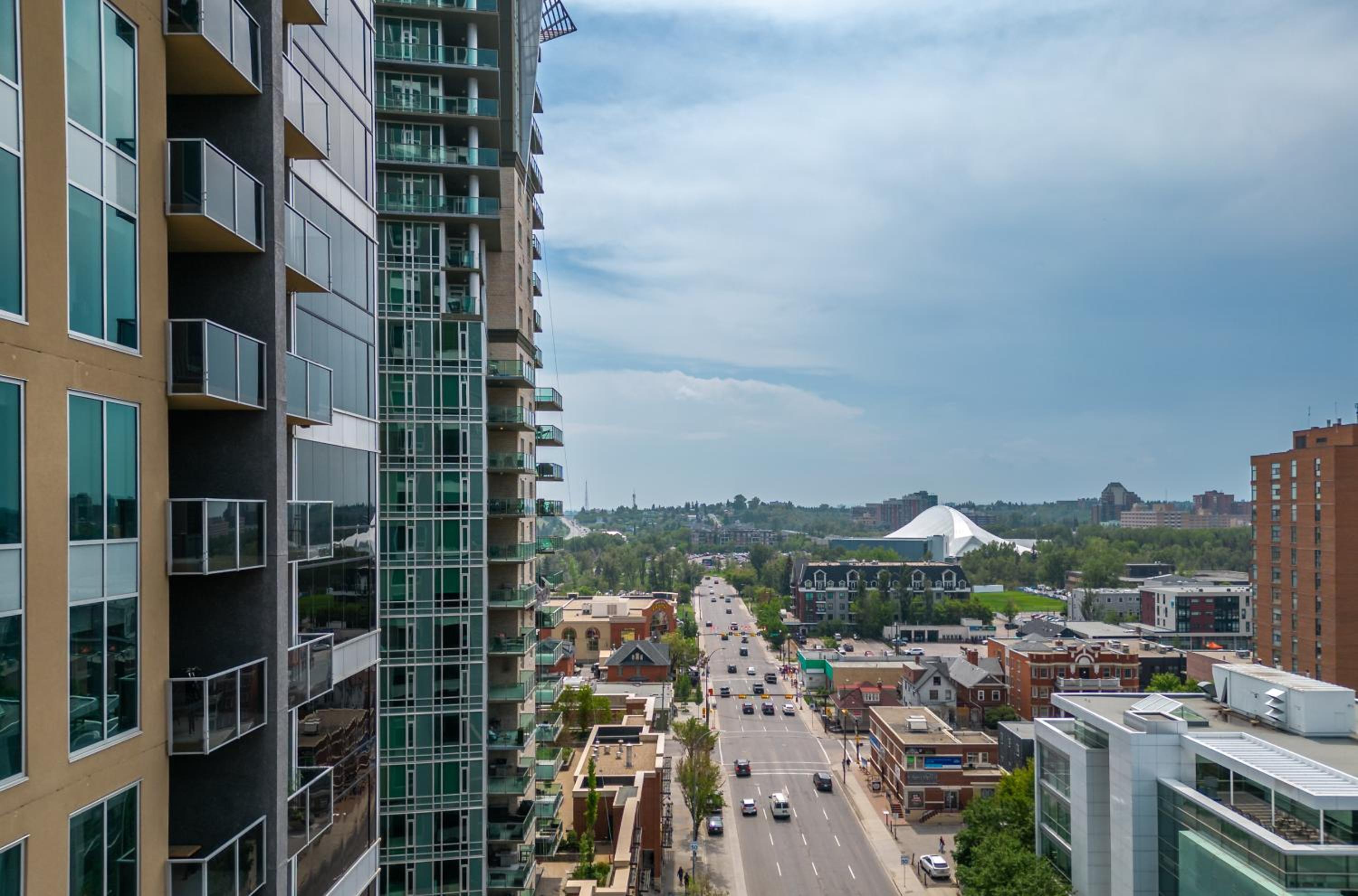 City Centre Retreat - 1BR Condo with Desk