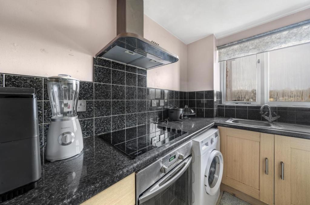 Self contained 1 bed flat next with free parking, adjacent to metro station also direct bus to O2 and Excel via Cable Car