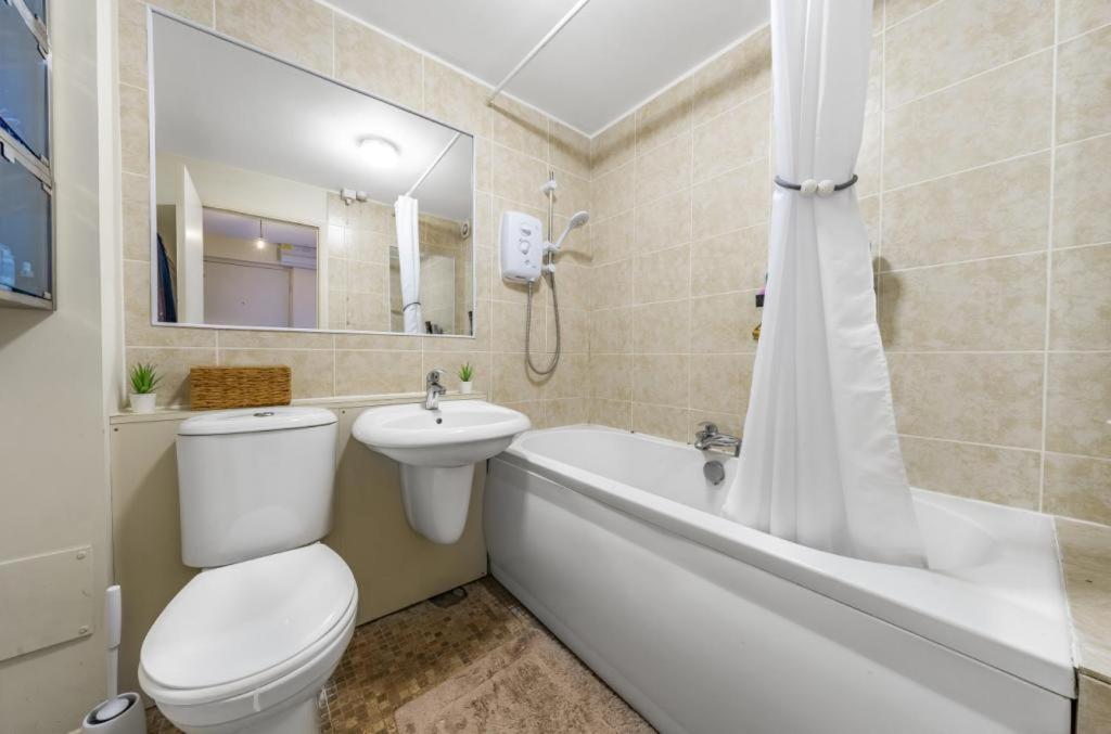 Self contained 1 bed flat next with free parking, adjacent to metro station also direct bus to O2 and Excel via Cable Car