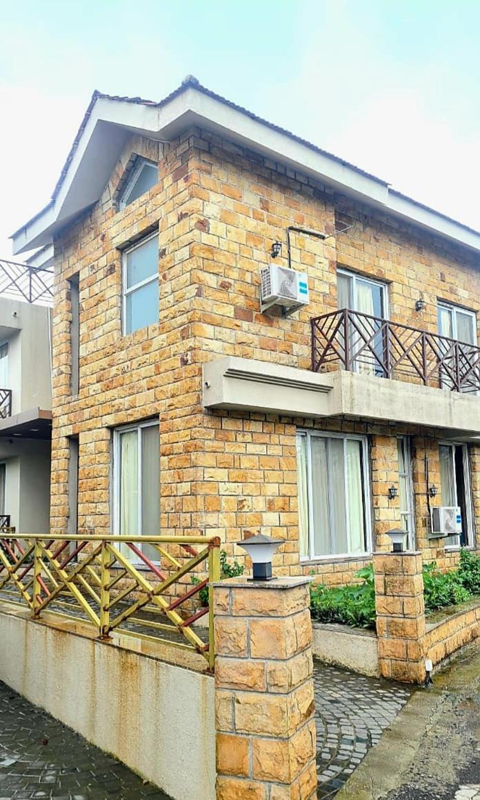 YellowBrick Villa - Near Market /Swimming pool/ AC/ Luxurious view 5