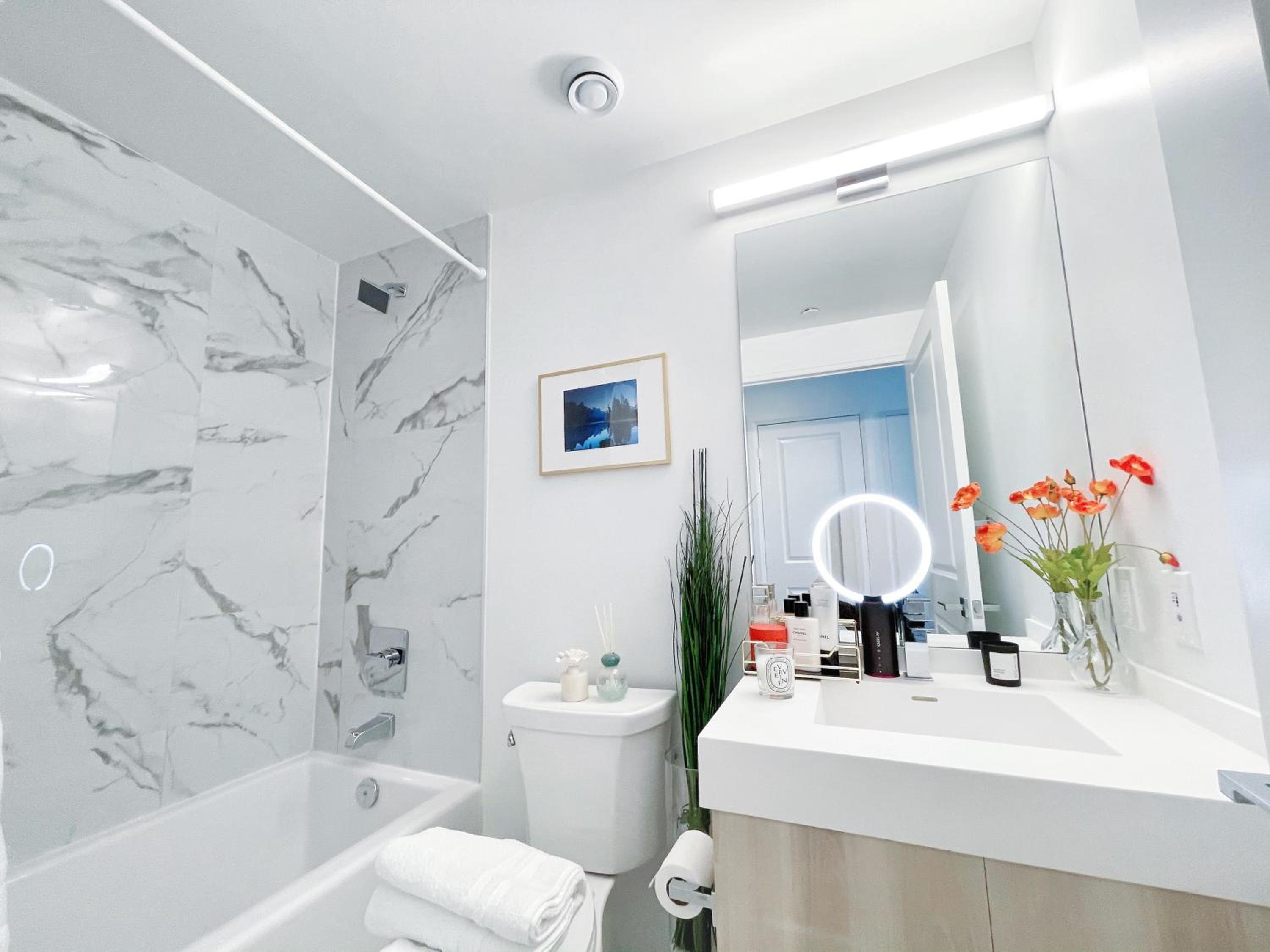 INFIVILLA Boutique Penthouse-Live in the SKY with Amazing Lakeview! Downtown Toronto!B