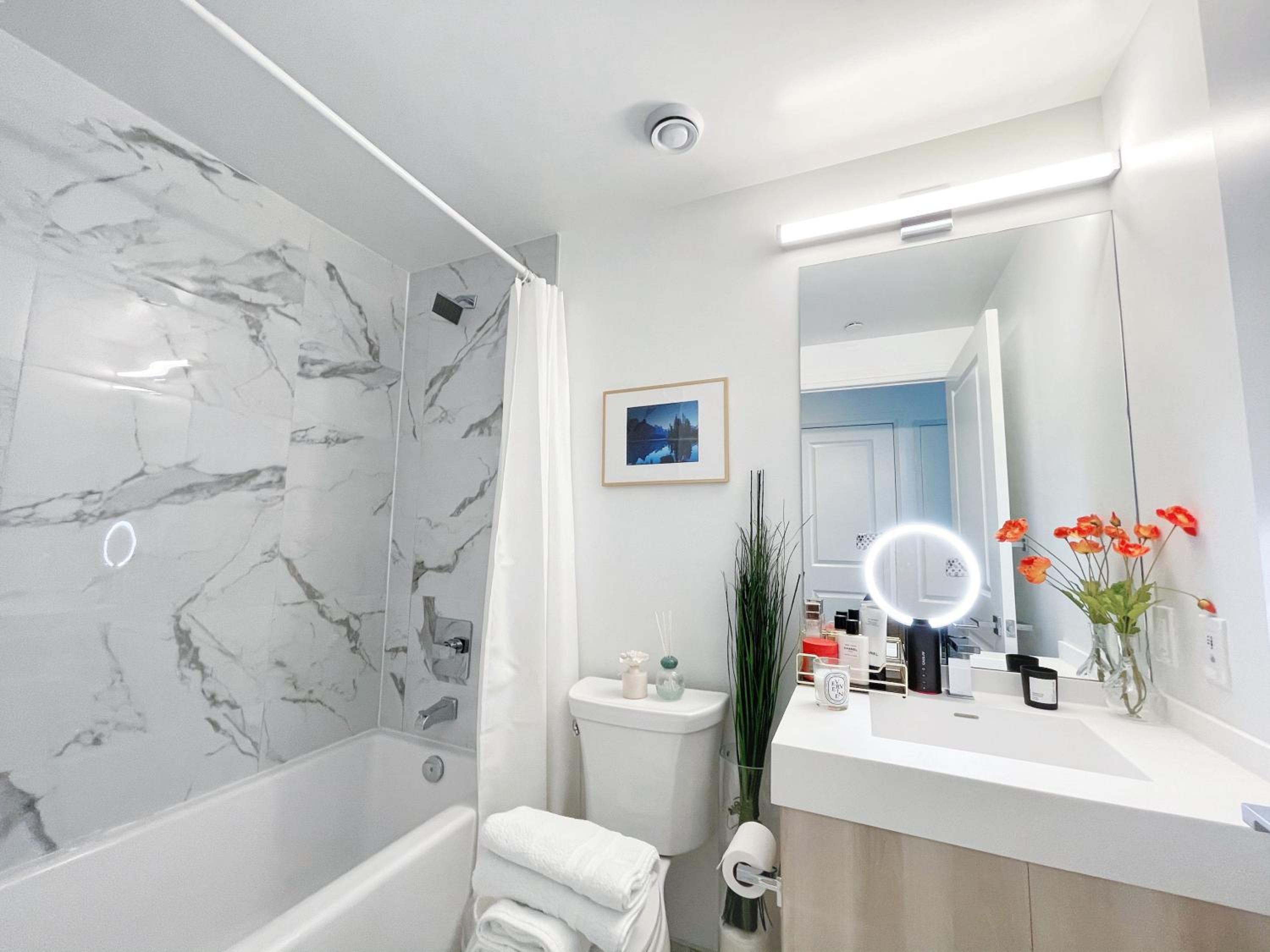 INFIVILLA Boutique Penthouse-Live in the SKY with Amazing Lakeview! Downtown Toronto!B