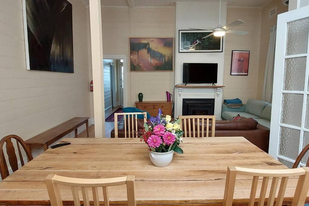 Temora House- classic, pet friendly, close to town