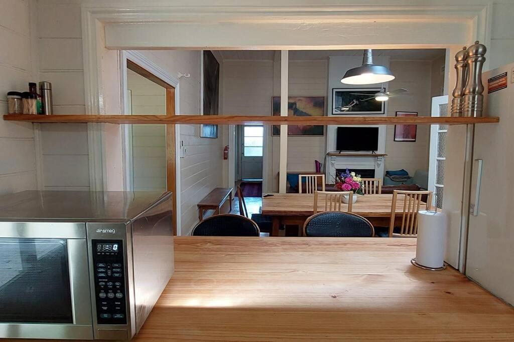 Temora House- classic, pet friendly, close to town