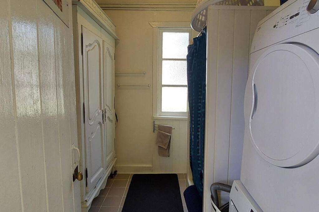 Temora House- classic, pet friendly, close to town