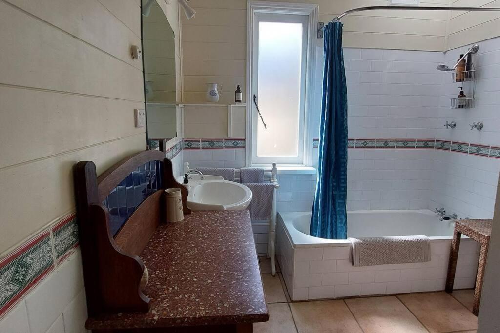 Temora House- classic, pet friendly, close to town