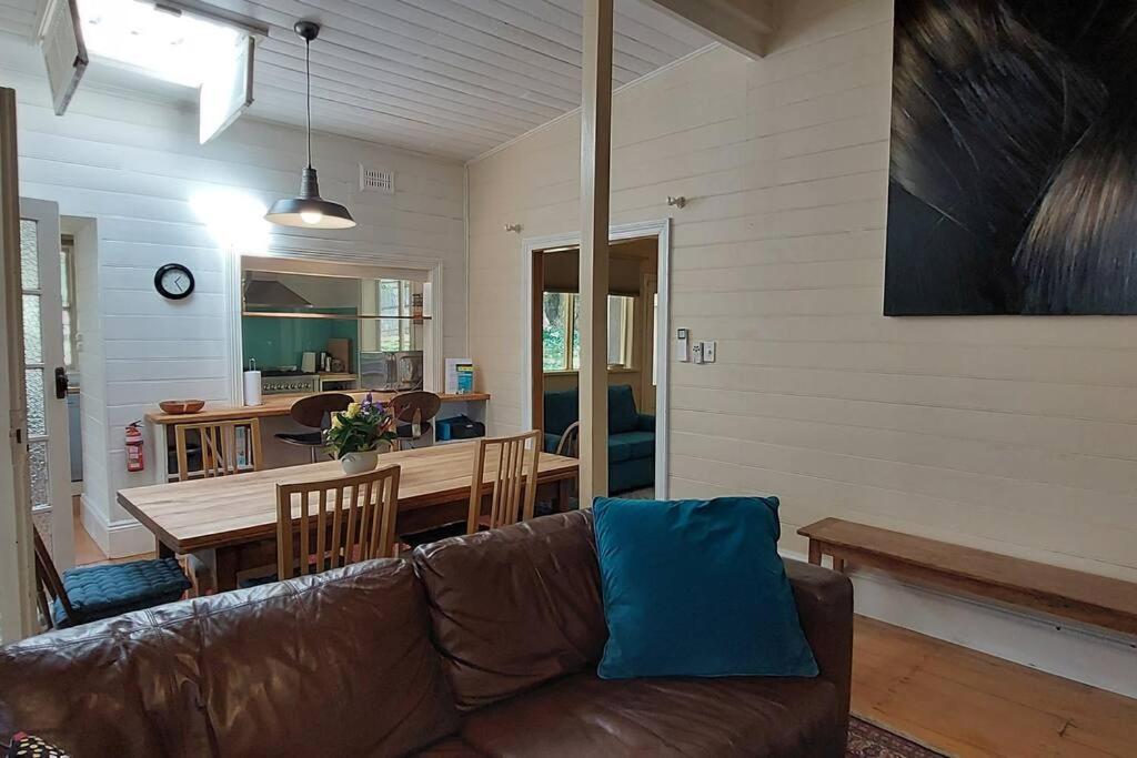 Temora House- classic, pet friendly, close to town