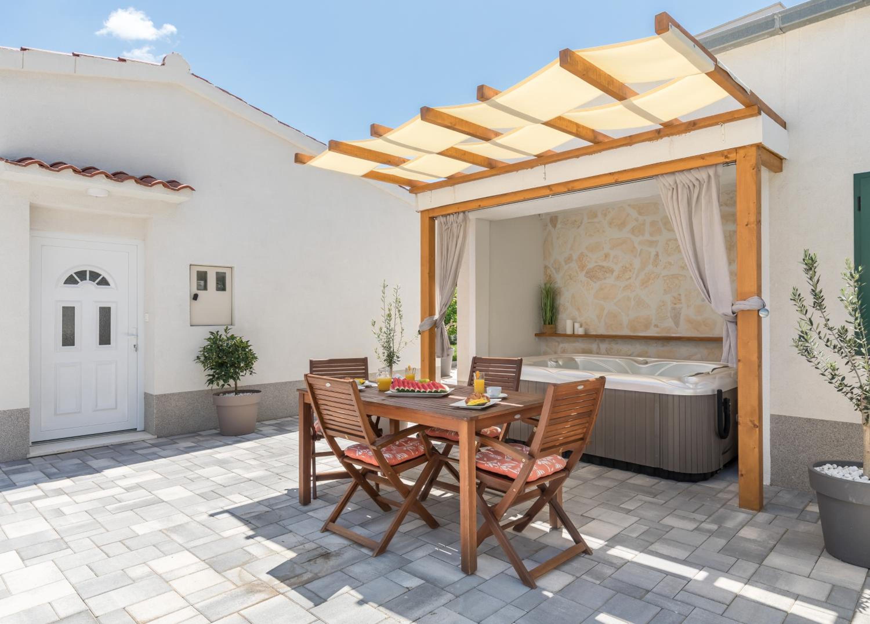 Tonina - private jacuzzi, free parking, terrace view 3