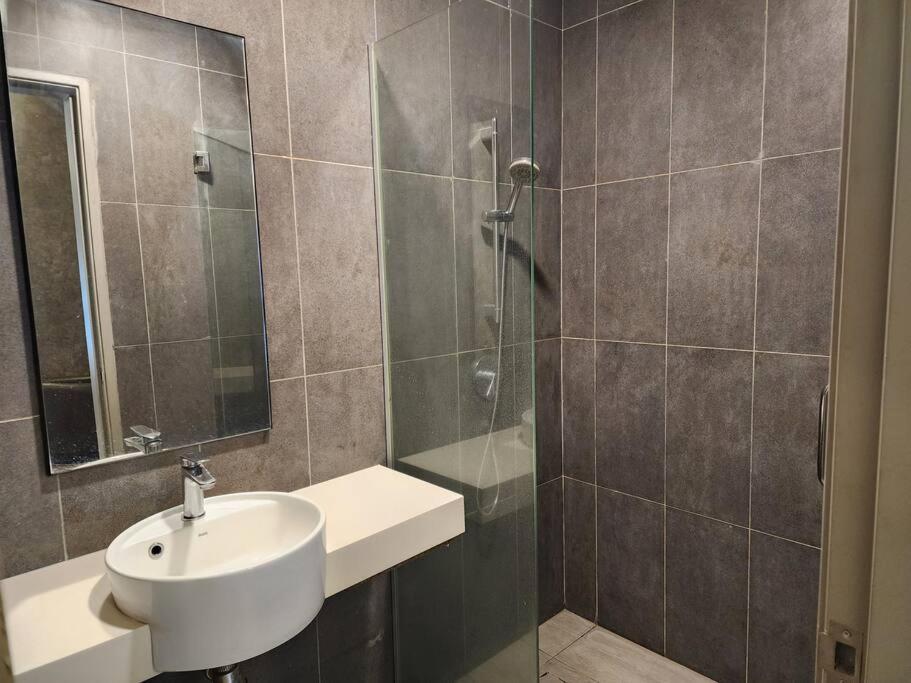 Sunflower/4r3b/klcc/1550sf/bacony/newcondo/bathtub