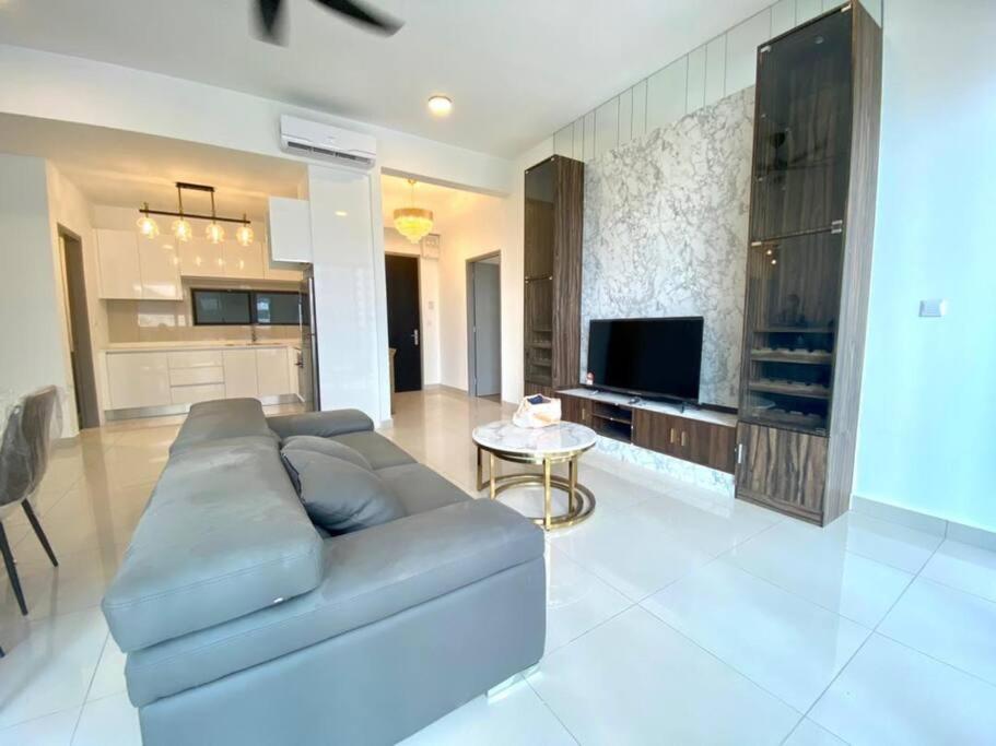 Sunflower/4r3b/klcc/1550sf/bacony/newcondo/bathtub