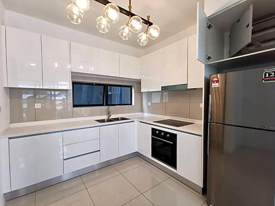 Sunflower/4r3b/klcc/1550sf/bacony/newcondo/bathtub