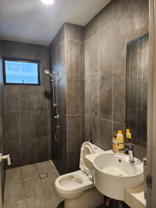 Sunflower/4r3b/klcc/1550sf/bacony/newcondo/bathtub