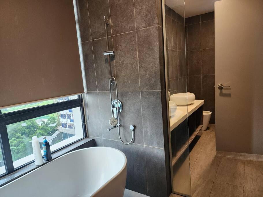 Sunflower/4r3b/klcc/1550sf/bacony/newcondo/bathtub