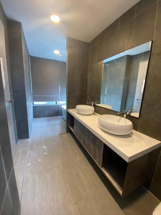 Sunflower/4r3b/klcc/1550sf/bacony/newcondo/bathtub