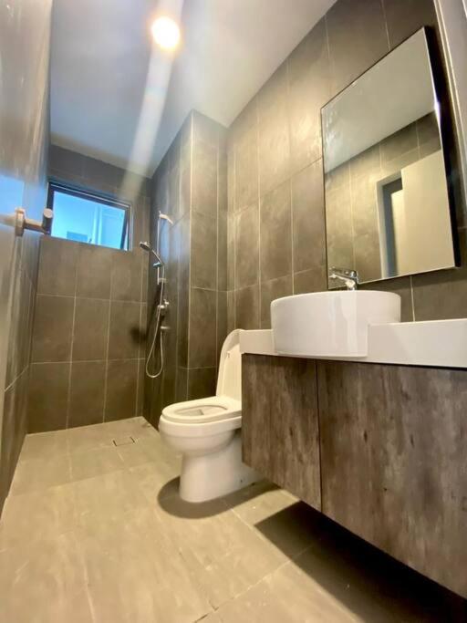 Sunflower/4r3b/klcc/1550sf/bacony/newcondo/bathtub
