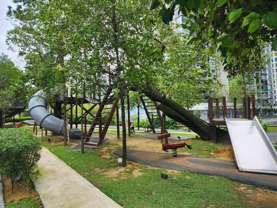 Sunflower/4r3b/klcc/1550sf/bacony/newcondo/bathtub