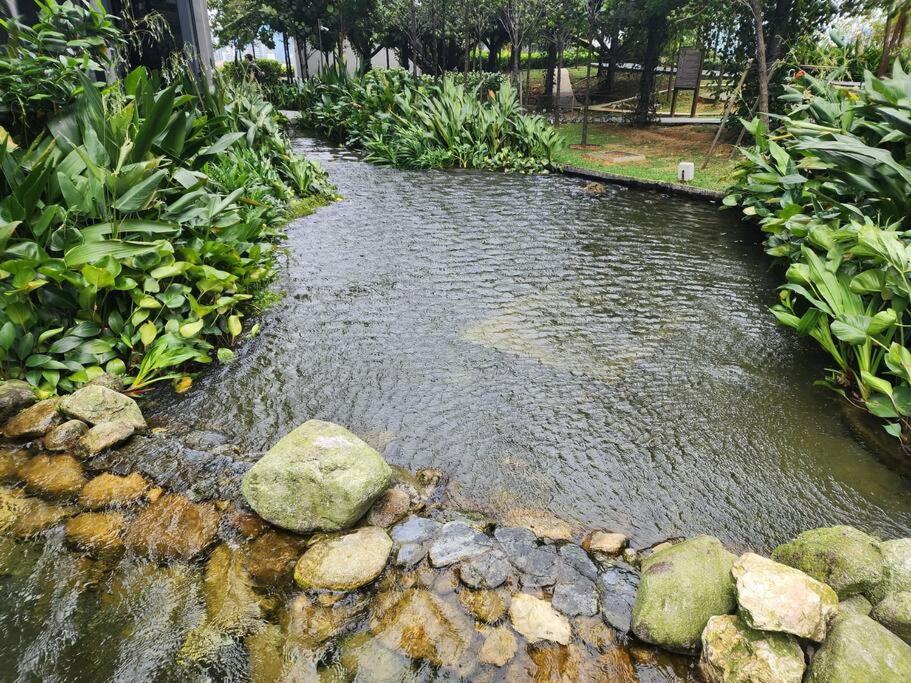 Sunflower/4r3b/klcc/1550sf/bacony/newcondo/bathtub