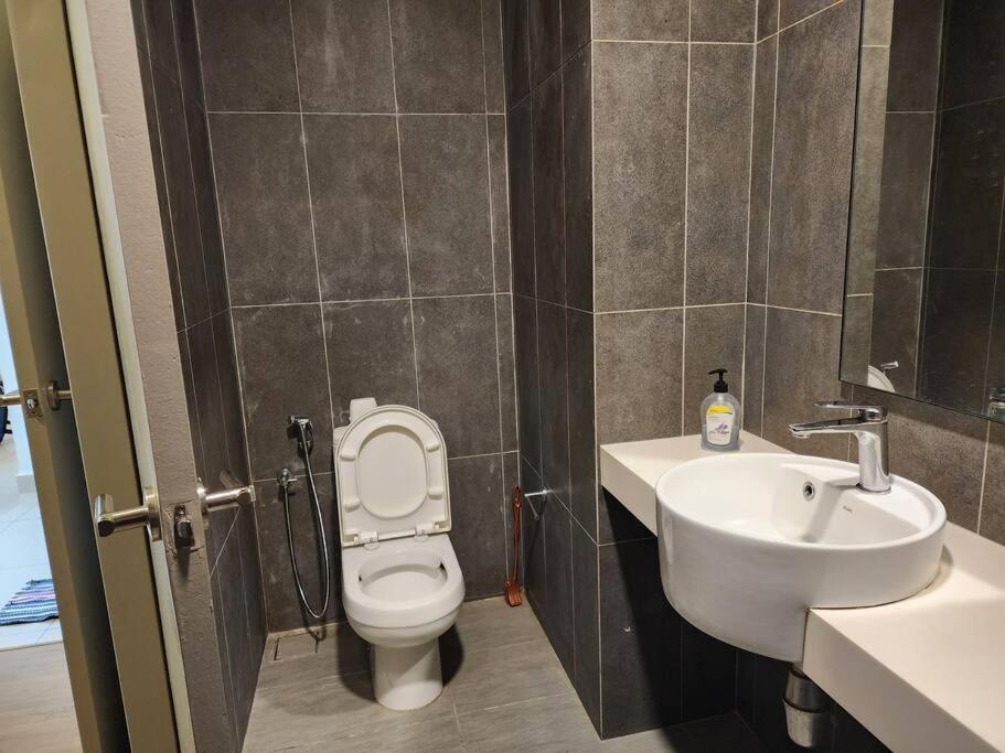 Sunflower/4r3b/klcc/1550sf/bacony/newcondo/bathtub