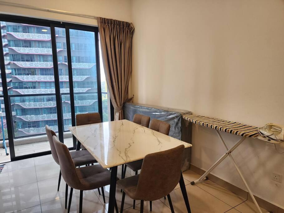 Sunflower/4r3b/klcc/1550sf/bacony/newcondo/bathtub