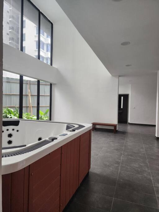 Sunflower/4r3b/klcc/1550sf/bacony/newcondo/bathtub