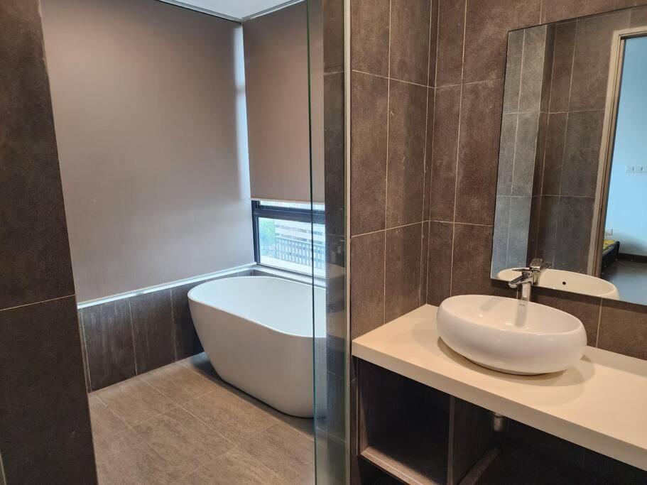 Sunflower/4r3b/klcc/1550sf/bacony/newcondo/bathtub