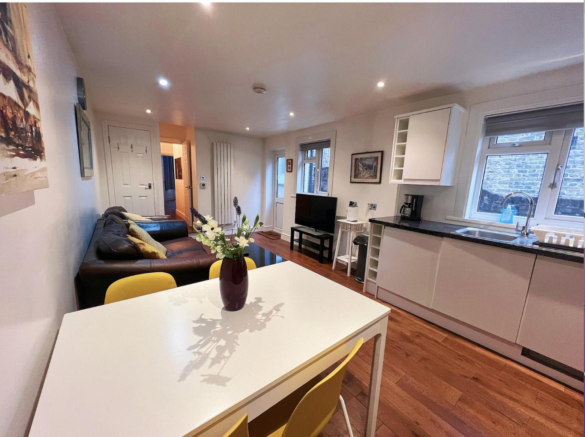 Lovely 2 Bedroom Garden Flat in London