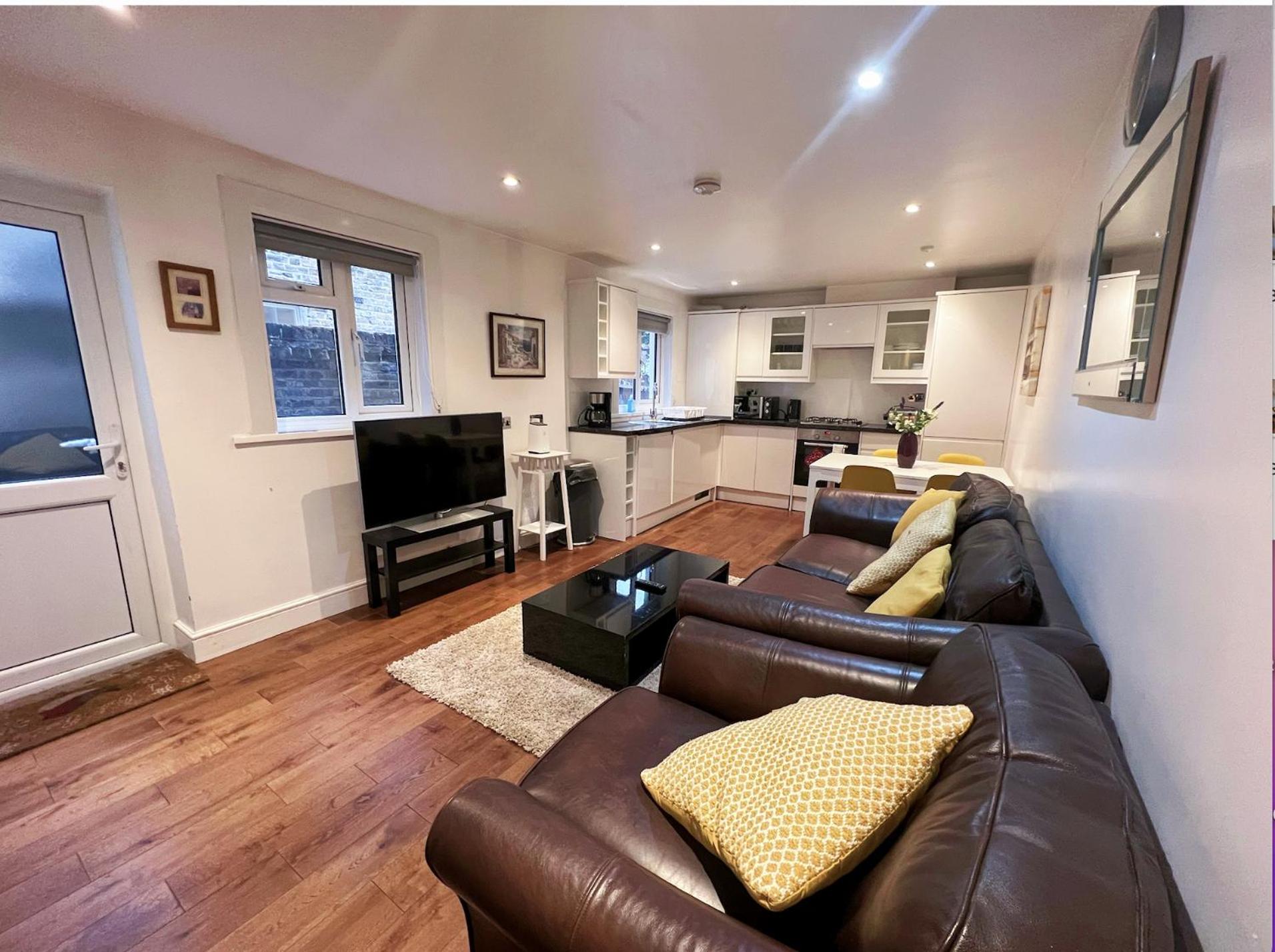Lovely 2 Bedroom Garden Flat in London