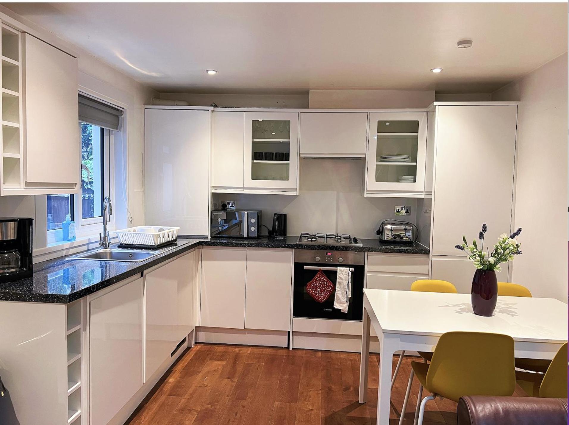Lovely 2 Bedroom Garden Flat in London