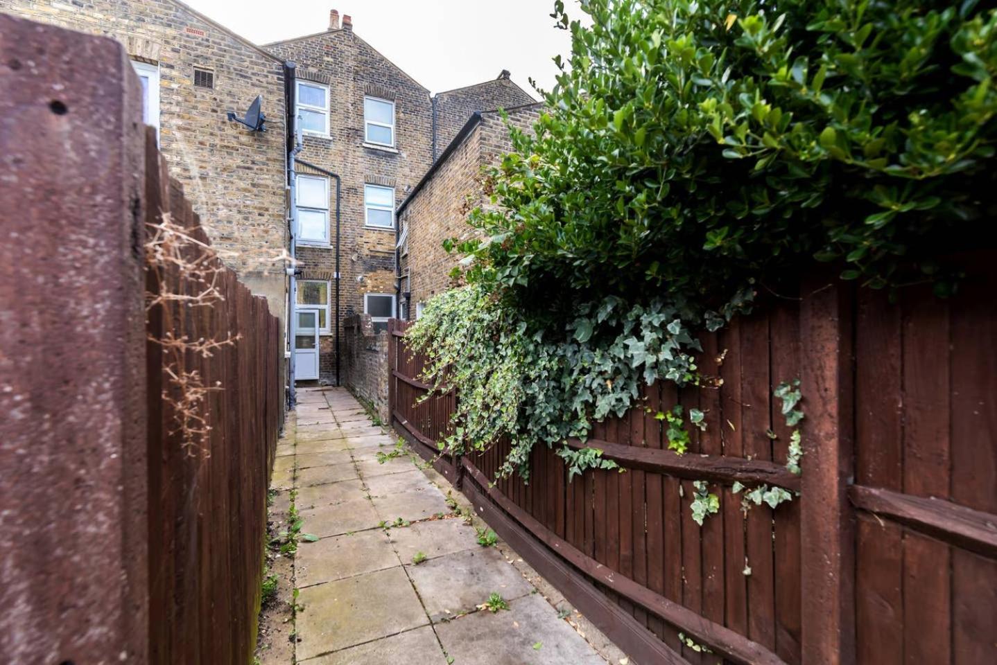 Lovely 2 Bedroom Garden Flat in London