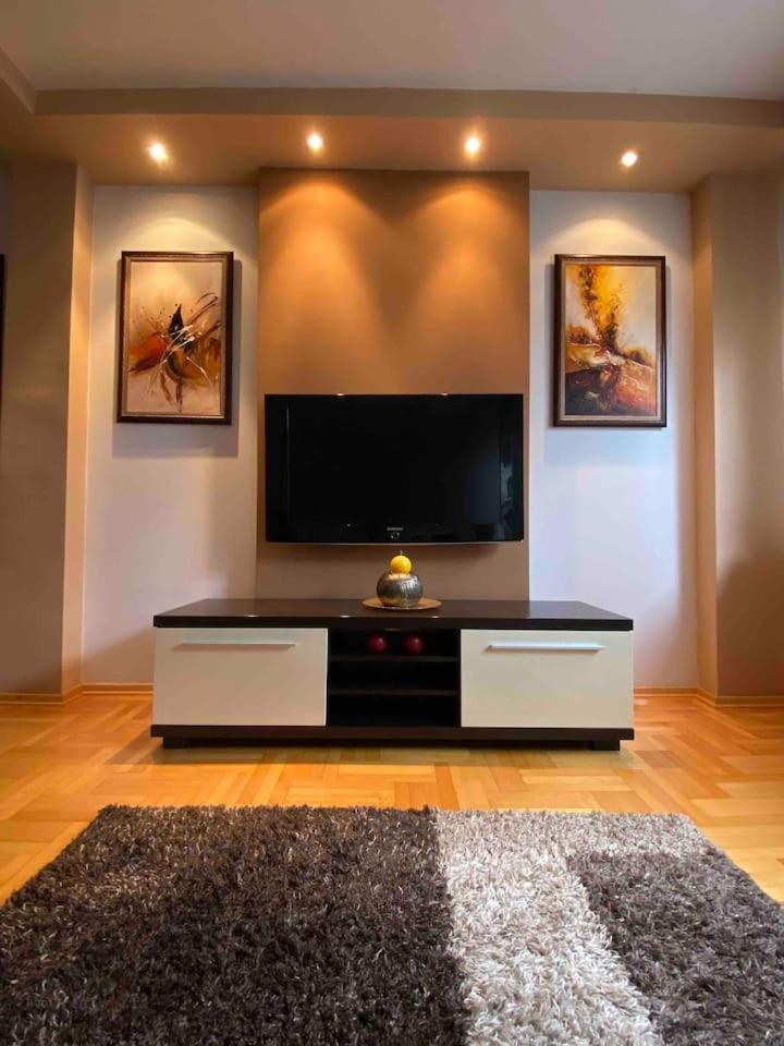 Family friendly home w/ Free Parking & fast WiFi view 3